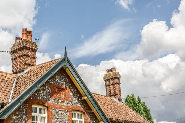 Chaminés Típicas Casas Tijolos Ingleses Com Céu Fundo — Fotografia de Stock