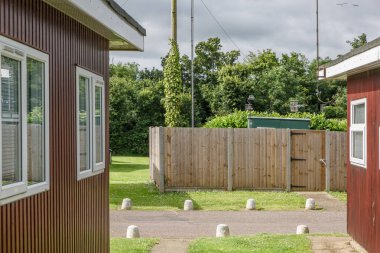 İngiltere'de İngilizce bir şehirde güzel bir kamp içinde ahşap bungalov