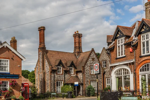 Rua Uma Cidade Inglesa Com Típicas Casas Vintage Dia Ensolarado — Fotografia de Stock