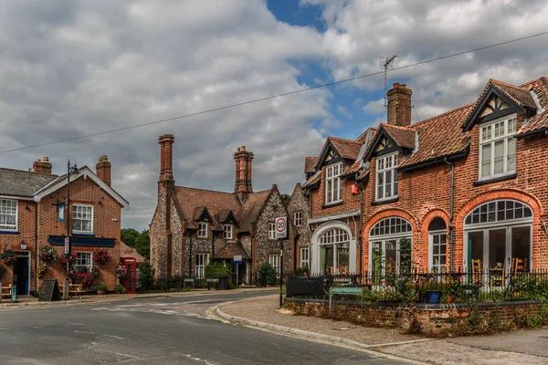 Groupe Maisons Anciennes Typiquement Anglaises Par Une Journée Ensoleillée Norfolk — Photo