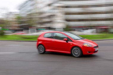 Büyük bir dolambaçlı transit kırmızı araba bulanık