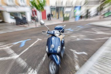 Küçük mavi motosiklet görünümünü taşındı, sokakta park