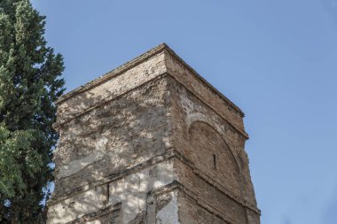 Sevilla, İspanya kentinde eski bir kuleye bakış