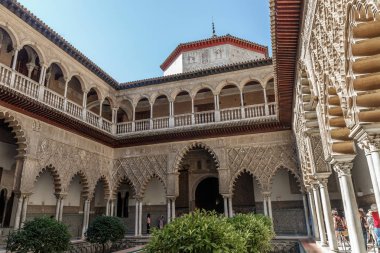 Güneşli bir günde, İspanya Kraliyet Alcazars Seville veranda