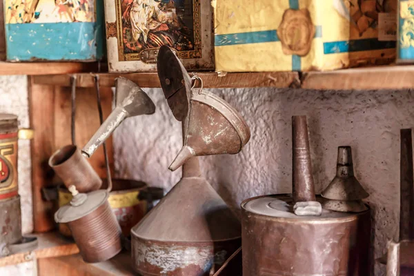 Eski Bir Mutfak Şöminenin Üzerine Asılı Eski Huniler — Stok fotoğraf