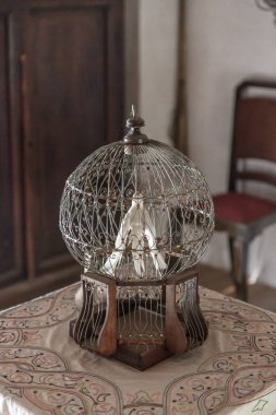 Antika ve vintage kafes antika bir evin bir yemek masası üzerinde