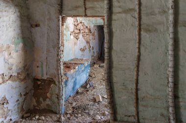 Mavi duvarlı tamamen terk edilmiş eski bir ev iç görünüm