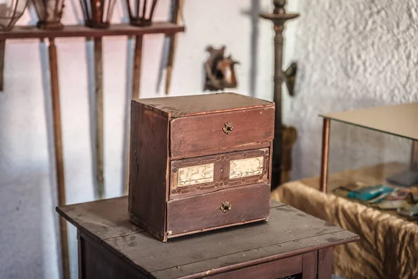 Antike Und Alte Holzkiste Auf Einem Tisch Voller Staub Neben — Stockfoto