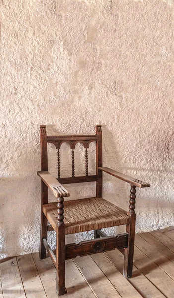 Eski Bir Evde Beyaz Bir Duvar Yanındaki Vintage Ahşap Sandalye — Stok fotoğraf