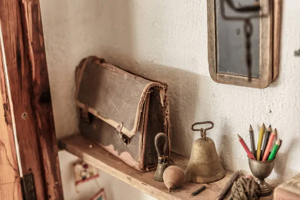 Eski Moda Şeyleri Portföy Yazı Tahtası Kalemler Bir Rafa Yerleştirilen — Stok fotoğraf