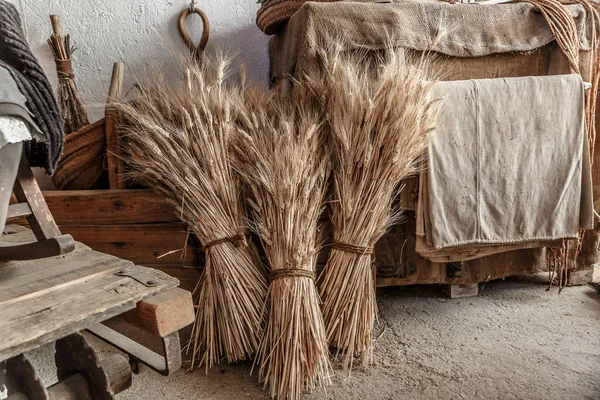 Manojos Trigo Junto Algunas Cosas Viejas Madera Vintage — Foto de Stock