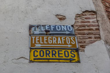 Telefon işaretler, telgraf ve postanede bir köşesinde bir kasaba İspanya İspanyolca dil