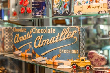 Bir şeker dükkanı vitrin olarak görüntülenen çikolata Vintage kutuları