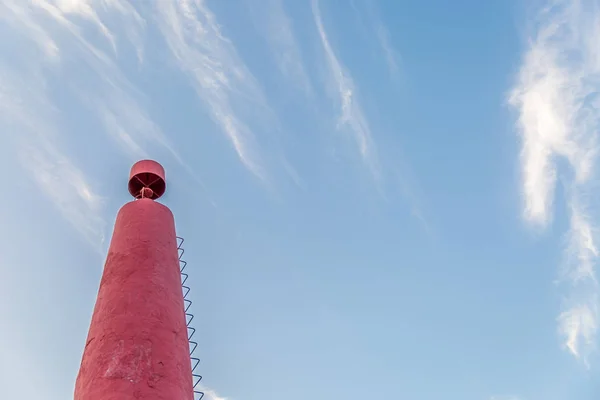 Torre Roxa Com Degraus Metal Dia Ensolarado — Fotografia de Stock