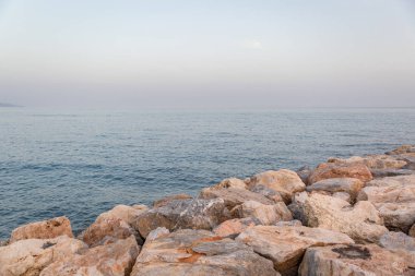 Büyük taşlar, İspanya tarafından kurulan deniz kıyı görünümünü
