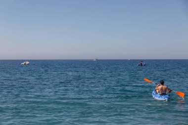 Bir adam İspanya denize girerek bir kayık satır çıktı