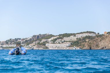 Denizin bir beach, İspanya yakınındaki demirlemiş mavi renkteki küçük motorlu tekne