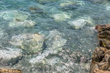 Kayalar ve berrak deniz suyu, İspanya