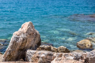Kristal berraklığında su, İspanya bir deniz kıyısında büyük kayalar