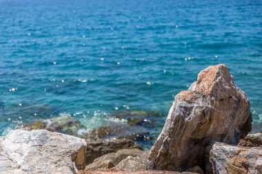 Kristal berraklığında su, İspanya bir deniz kıyısında büyük kayalar