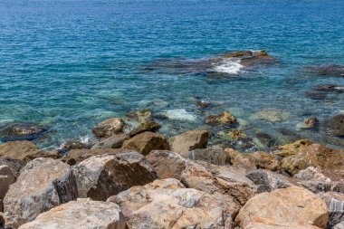 Kristal berraklığında su beach, İspanya kıyısında büyük kayalar