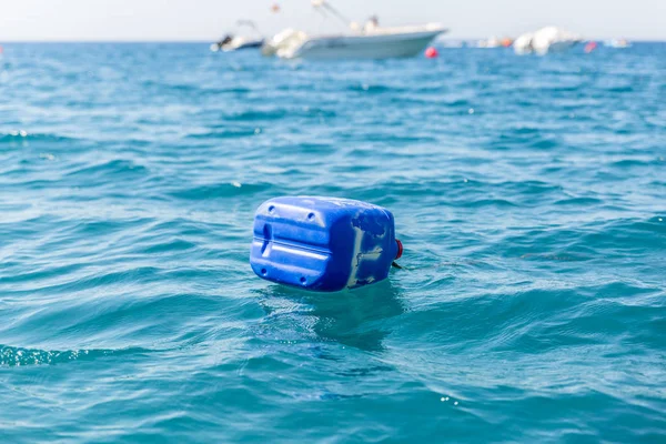 Tambor Azul Flutuando Mar Calmo — Fotografia de Stock