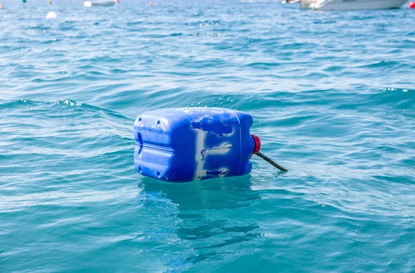 Tambor Azul Flutuando Mar Calmo — Fotografia de Stock