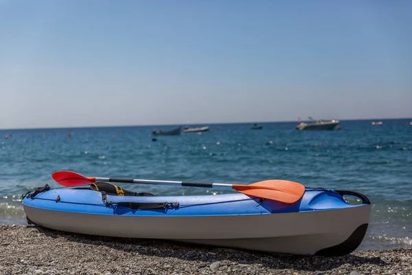 Kayak Azul Blanco Estacionado Orilla Una Hermosa Playa Día Soleado — Foto de Stock