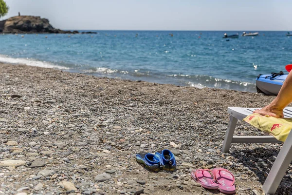 Vista Perna Uma Mulher Uma Rede Descansando Relaxado Costa Uma — Fotografia de Stock