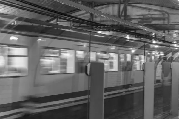 Innenraum Einer Alten Europäischen Metrostation Beleuchtet Mit Schummrigem Licht — Stockfoto