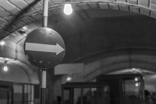 Wegweiser Einer Alten Europäischen Metrostation Beleuchtet Mit Schummrigem Licht — Stockfoto