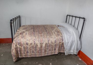 Yirminci yüzyılın başlarında yatak iyi korunmuş eski evinde, İspanya