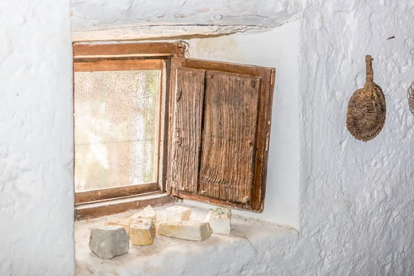 Çok Eski Bir Evde Çok Kalın Duvarlı Küçük Ahşap Pencere — Stok fotoğraf