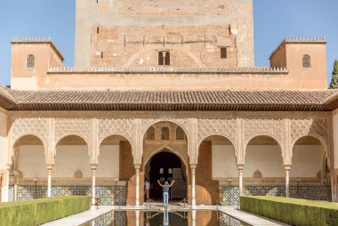 Comares Sarayı, Kral'ın evi ve onun yansımaları Alhambra, İspanya'nın pitoresk mersinden mahkemeye