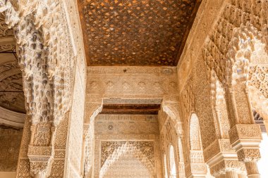 Arabesk ve Nasrid saraylar Alhambra Granada, Endülüs, İspanya bahçesindeki aslanları Courtyard Mocarabe sarkıt