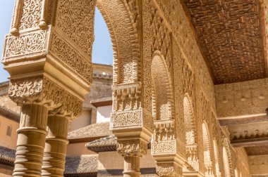 Arabesk ve Nasrid saraylar Alhambra Granada, Endülüs, İspanya bahçesindeki aslanları Courtyard Mocarabe sarkıt