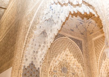 Arabesk ve Nasrid saraylar Alhambra Granada, Endülüs, İspanya bahçesindeki aslanları Courtyard Mocarabe sarkıt