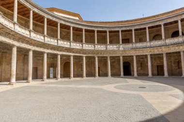 Yuvarlak veranda ve Charles V Palace çift sütunlu Alhambra, Granada, Endülüs, İspanya'nın Nasrid sur içinde