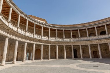Yuvarlak veranda ve Charles V Palace çift sütunlu Alhambra, Granada, Endülüs, İspanya'nın Nasrid sur içinde