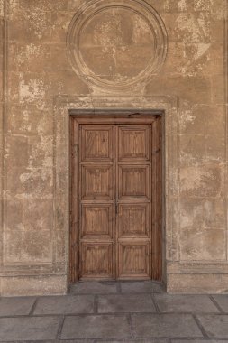 Alhambra, Granada, İspanya binalardan birinde klasik katı ahşap kapı