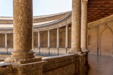 Yuvarlak veranda ve Charles V Palace çift sütunlu Alhambra, Granada, Endülüs, İspanya'nın Nasrid sur içinde
