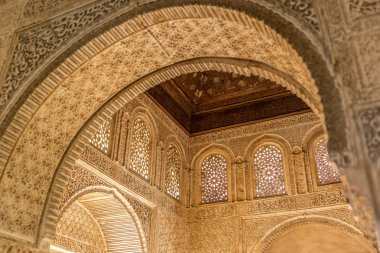 Arabesk ve Mocarabe tasarımları içinde Comares Sarayı Nasrid Alhambra Granada, Endülüs, İspanya ile süslü kemerli kapı 