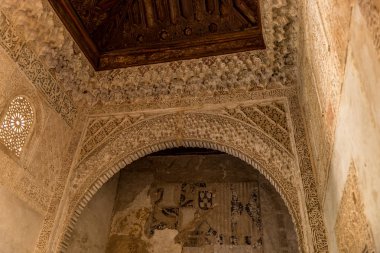 Arabesk ve Mocarabe tasarımları içinde Comares Sarayı Nasrid Alhambra Granada, Endülüs, İspanya ile süslü kemerli kapı 