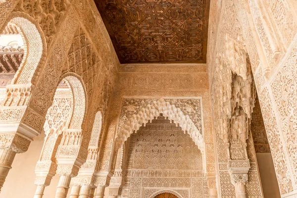 Arabesk ve Nasrid saraylar Alhambra Granada, Endülüs, İspanya bahçesindeki aslanları Courtyard Mocarabe sarkıt