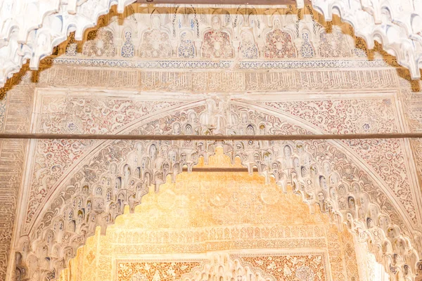 アラベスク書道と Mocarabe ハニカム デザインの Comares 宮殿の Nasrid アルハンブラ宮殿グラナダ アンダルシア スペイン — ストック写真