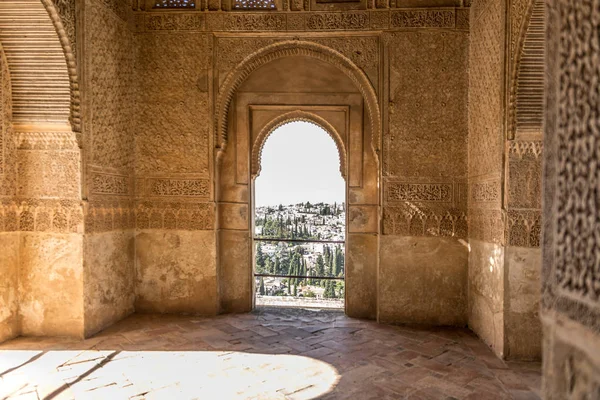 スペインのグラナダのアルハンブラ宮殿から Nazari スタイル アーチ — ストック写真