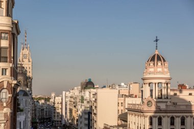Gran Via sokak şehir Madrid, güneşli bir öğleden sonra İspanya Üstten Görünüm