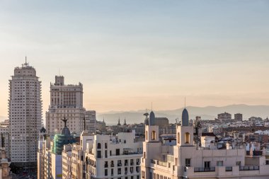 Güzel bir gün batımı İspanya Madrid şehir merkezi ve klasik alanının görünümünü