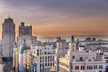 Merkezi bir yerde ve Gran Via, Madrid, İspanya şehir caddede güzel görünümü