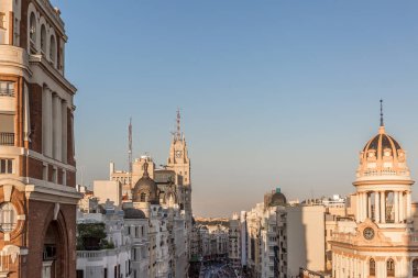Gran Via sokak şehir Madrid, güneşli bir öğleden sonra İspanya Üstten Görünüm
